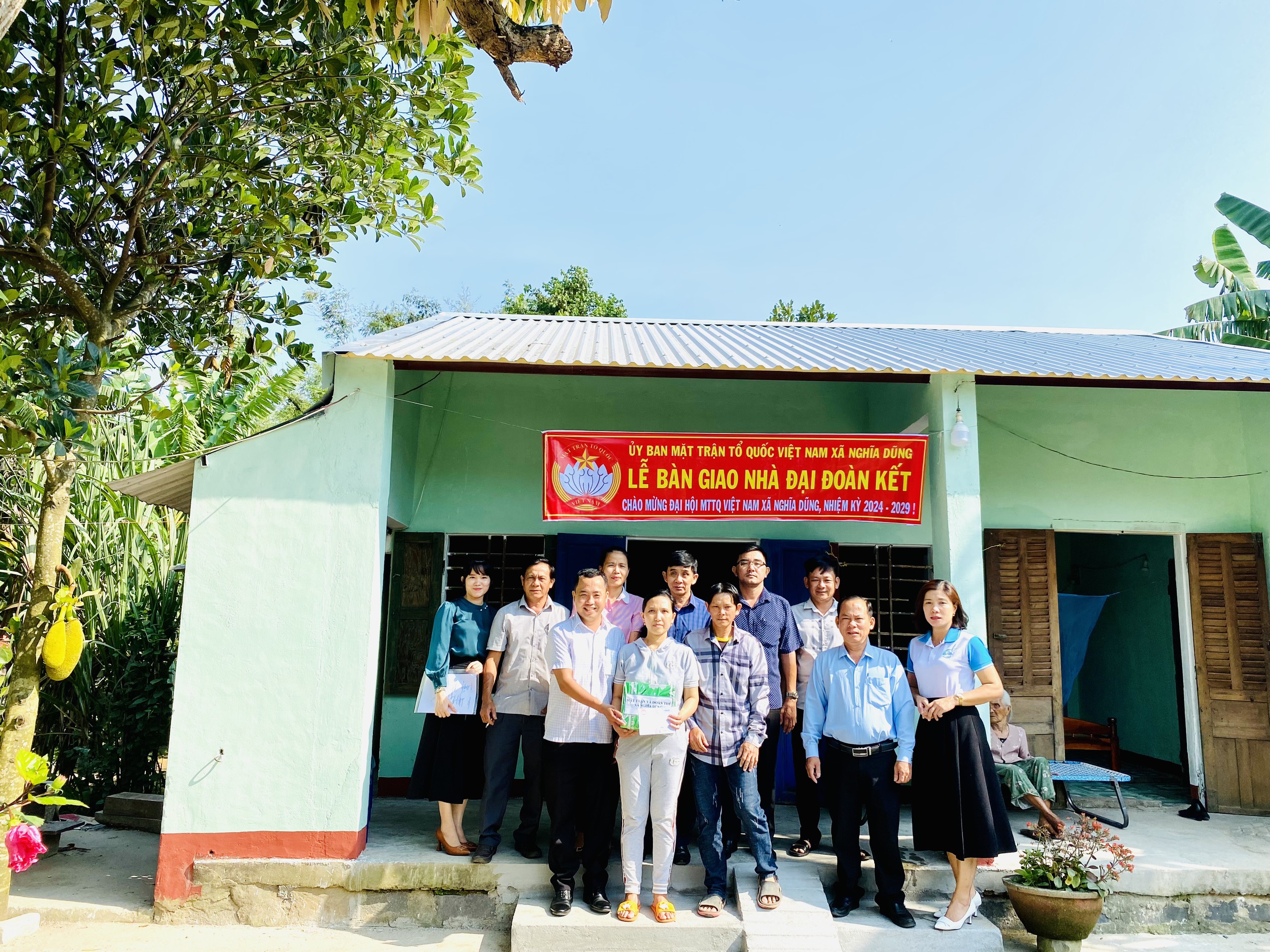 Uỷ ban MTTQ Việt Nam xã Nghĩa Dũng tổ chức bàn giao nhà đại đoàn kết cho hộ nghèo